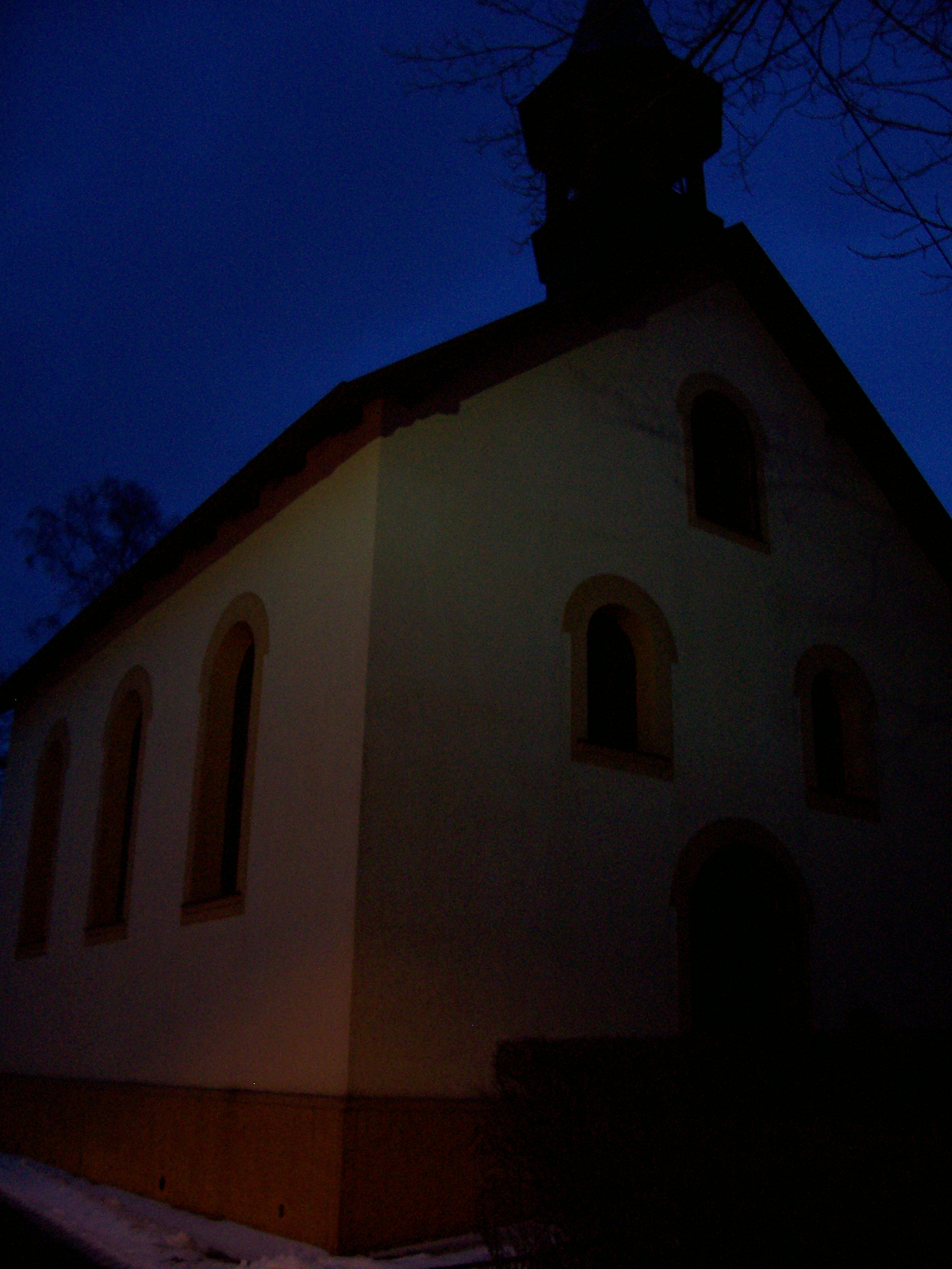 Podvečer - přední vchod 2009